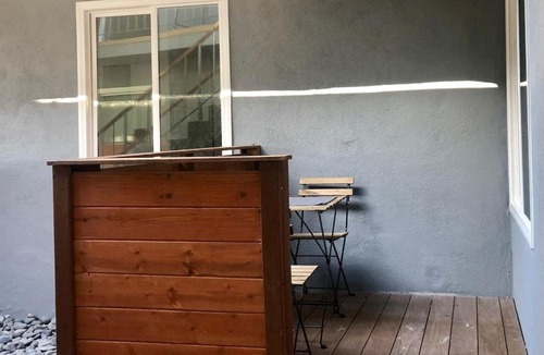 West Los Angeles Apartment | Executive West LA Studio, in courtyard building