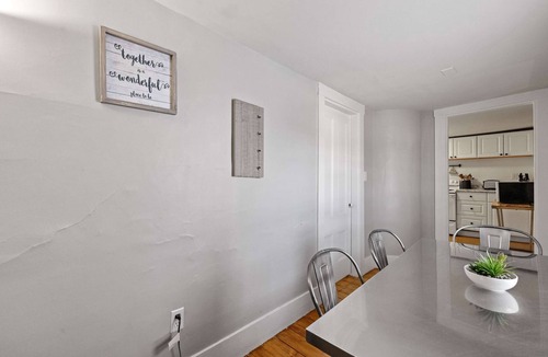 Exeter Apartment | Exeter 2nd Floor 2 Bed, 1 Bath- Pet Friendly