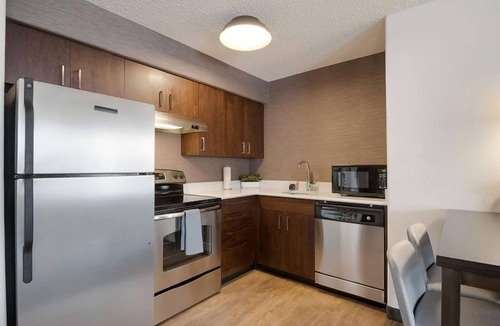 Reno/Tahoe Airport Hotel | Exhilarating escapade! Unit with Fully-equipped Kitchen and FREE Breakfast!
