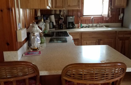 St. Helen House | Exit 222 #1 Sweet cottage retreat! lake/beach 3 blocks away.Trails 1/4th mile