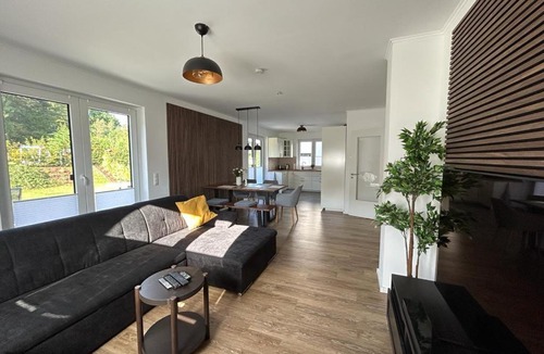 Bestensee Apartment | Exklusive Ferienwohnung bei Berlin, bis 5 Gäste, große Terrasse, Garten