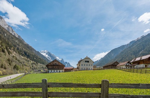 Anterselva Apartment | Exklusives Alpines Apartment Umgeben von Intakten Wiesen- und Waldlandschaften
