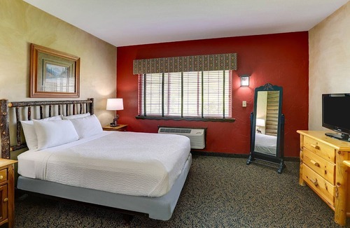 Columbia Hotel | Expanded Queen with Kitchenette & Closet! Stoney Creek Columbia