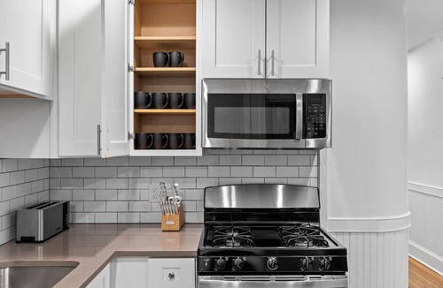 Oak Park Apartment | Expansive 4BD - Steps from downtown - Oak Park