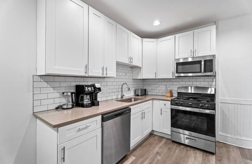 Oak Park Apartment | Expansive 4BD - Steps from downtown - Oak Park
