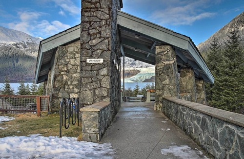 Mendenhaven Cottage | Expansive Getaway ~ 2 Miles to Mendenhall Glacier!