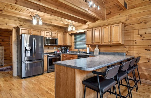 Leitchfield House | Expansive lakefront cabin with game room and yard