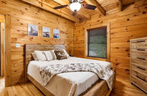 Leitchfield House | Expansive lakefront cabin with game room and yard