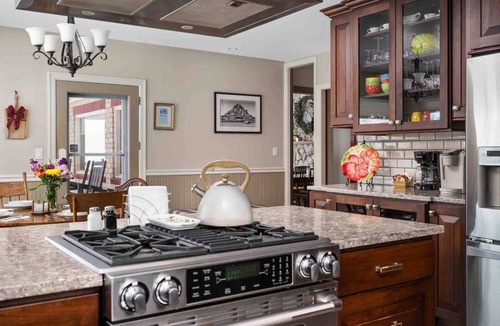 The Dalles House | Expansive Panoramic View of Columbia Gorge, Enormous Deck and Seating, BBQ, Billiards, Darts, Games