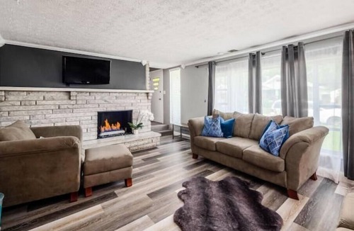 Columbus House | Expansive Private Oasis- 7 Large Bedrooms-3800+ Sq ft & 10 MINS FROM DOWNTOWN!