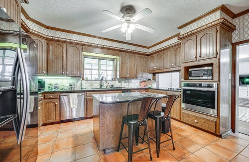 Texarkana House | Expansive Texarkana Home w/Yard: Near Golf!