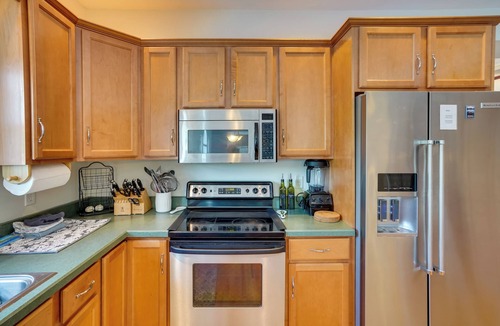 East Greenbush Cottage | Expansive Upstate Home w/Home Theater!