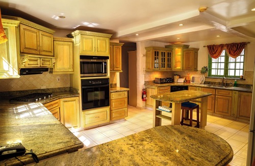 Maxwell Hill Villa | Expansive views of the south coast shopping and entertainment all within 10 min walk.