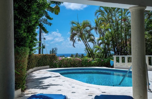 Maxwell Hill Villa | Expansive views of the south coast shopping and entertainment all within 10 min walk.