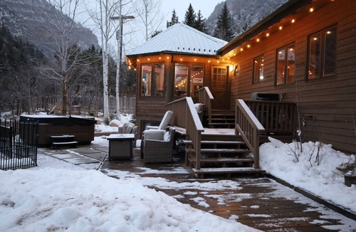 Glenwood Springs Cabin | Expect! WOW! Jacuzzi, Game Room, Fire Pit, Waterbed, Massage Chair, Remodel 2024