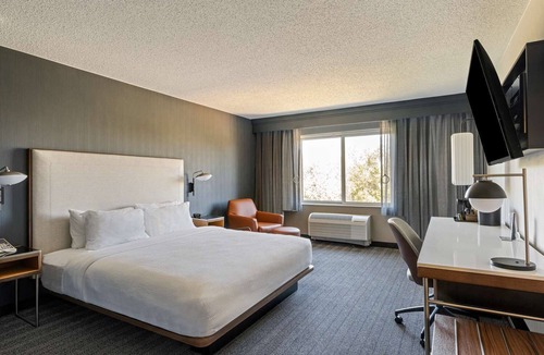 San Ramon Hotel | Experience a Relaxed Getaway! Pool, Free Parking, Minutes to Oakland Zoo!
