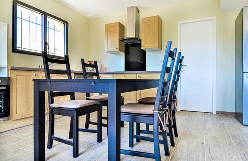 Mormoiron House | Experience a wonderful vacation in this air-conditioned and independent vacation home with private p