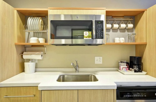 Saint Simons Island Hotel | Experience Bliss at Our St. Simons Resort: Kitchenette & Pool!