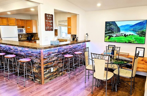 Bowmanville Cottage | Experience Blissful Lakeside Living: Retreat with Stunning Views, Beach Access