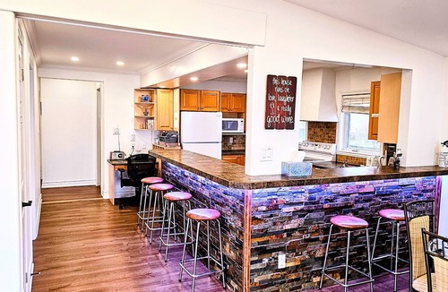Bowmanville Cottage | Experience Blissful Lakeside Living: Retreat with Stunning Views, Beach Access