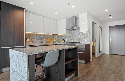 Near North Side Hotel | Experience Chic Chicago Living in Old Town – Spacious Suites & Luxe Amenities