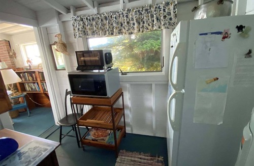 Ocean Point Cottage | Experience coastal charm at Edge Of The Sea, a cozy 3-bedroom cabin in Boothbay, ME.