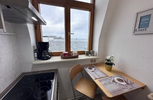 Kropeliner-Tor-Vorstadt Apartment | "Experience Coastal Comfort: Hafenkante Apartment in Rostock Awaits!"