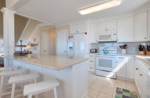 Long Beach Hotel | Experience coastal luxury at 'Back to the Beach' in Oak Island, perfect for 11 guests.