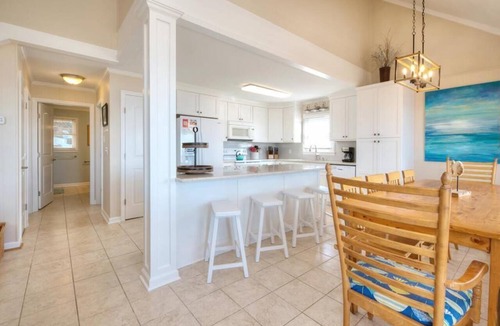 Long Beach Hotel | Experience coastal luxury at 'Back to the Beach' in Oak Island, perfect for 11 guests.