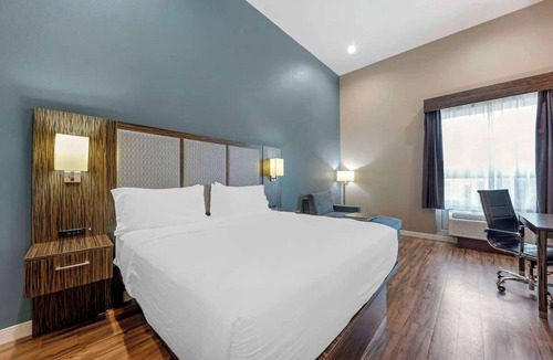 Pflugerville Hotel | Experience Comfort Near Lake Pflugerville - 3.5 miles | Free Parking & Breakfast