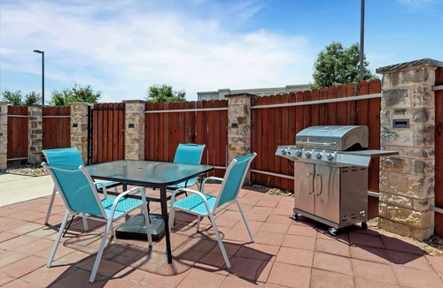 Pflugerville Hotel | Experience Comfort Near Lake Pflugerville - 3.5 miles | Free Parking & Breakfast