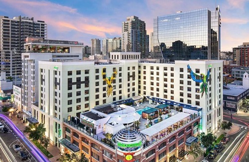 East Village Hostel | Experience Downtown San Diego | Poolside Fun & Downtown Access