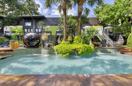 Old East Dallas Condo | Experience elevated comfort in this upscale 2-bedroom Dallas condo with pool views and exclusive access to an award-winning courtyard featuring a resort-style pool, hot tub, dry sauna, and lush lounge areas. Enjoy a 77″ smart TV, sleek leather sofa,