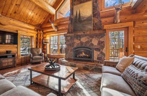 The Highlands House | Experience Fireside Retreat, a comfortable and secluded log home in Breckenridge, Hot Tub
