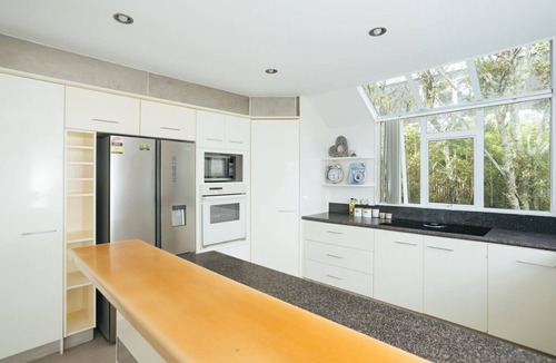 Greenhithe House | Experience Greenhithe's Sunset from Your Cozy Home