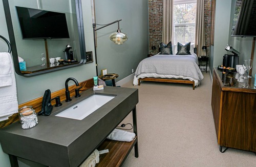 Jacksonville Hotel | Experience historic Jacksonville! This 1 BR Queen Guest Room offers boutique charm in the heart of wine country. Walk to the Britt Festival, Nespresso machine included. Ideal for a downtown escape for two.