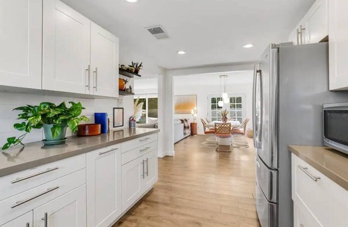 Vista Norte House | Experience iconic Palm Springs living in this 4BR retreat with a pool, spa, fire pit, and mountain views. Perfect for family and friends, enjoy indoor-outdoor living just minutes from downtown dining, shops, and attractions.