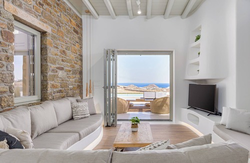 Xilokeratidi House | Experience luxurious living in this modern villa with stunning views