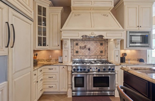 Harrodsburg House | Experience luxury and history at Desmar Stables, a stunning 7,019 sq ft estate on 95 acres
