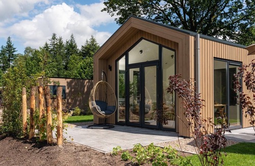 Lieren House | Experience luxury and nature in the Tiny Lodge on the Veluwe! Single-storey with 2 bedrooms, a fully equipped kitchen, air conditioning and a private hot tub in the garden.