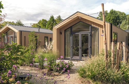 Lieren House | Experience luxury and nature in the Tiny Lodge on the Veluwe! Single-storey with 2 bedrooms, a fully equipped kitchen, air conditioning and a private hot tub in the garden.