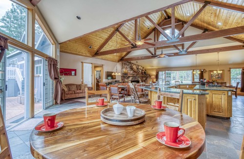 Fox Farm House | Experience luxury and splendor with private spa, game room + updated kitchen