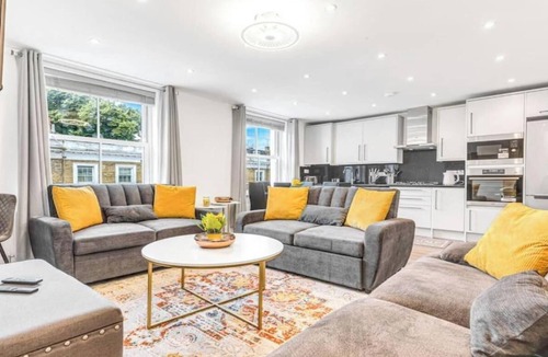 West Kensington Apartment | Experience Modern Comfort in the Heart of Kensington with Air Conditioning