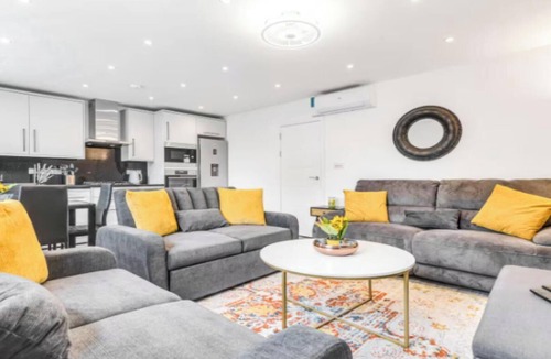 West Kensington Apartment | Experience Modern Comfort in the Heart of Kensington with Air Conditioning
