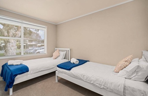 Tauranga House | Experience Paradise: Beautiful 4bd Beachfront w/ Breathtaking Views