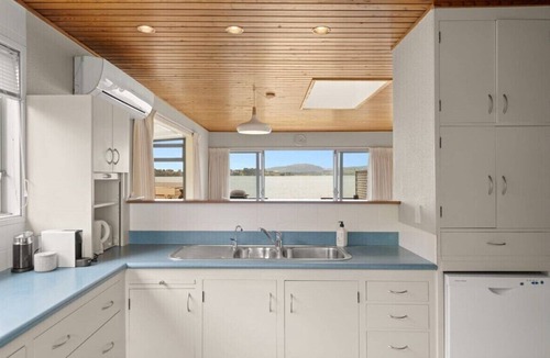 Tauranga House | Experience Paradise: Beautiful 4bd Beachfront w/ Breathtaking Views
