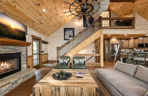 Natures Courtyard Cabin | Experience Rustic Elegance Hot-Tub Pool-Table Sunset Views Secluded