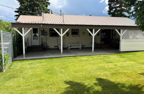 Challis House | Experience serene Challis living, just steps away from your 2-bedroom retreat