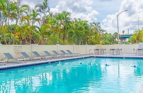 Miami Springs Hotel | Experience Soothing Moments & Luxury! 2 Comfortable Units, Onsite Pool