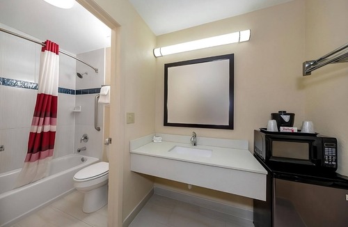 Ellenton Hotel | Experience Soothing Moments & Luxury! Free Parking, Outdoor Pool, Parking!